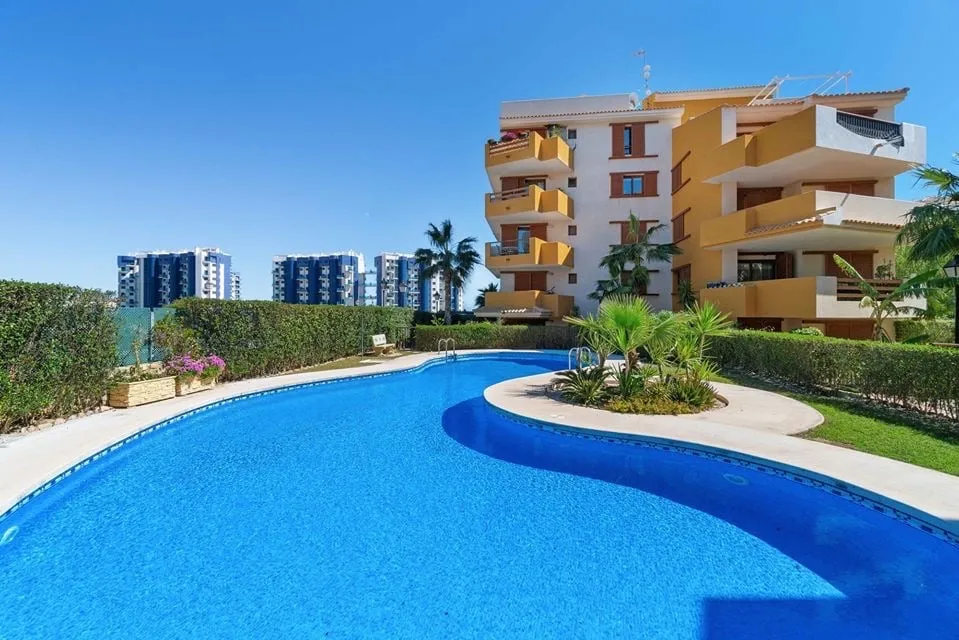 Apartamento en planta baja en Parque Recoleta con terraza al jardín y 2 piscinas – Punta Prima