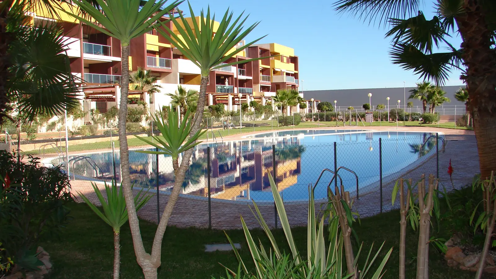 Terraza soleada de un apartamento de planta baja en Punta Prima en un día de invierno