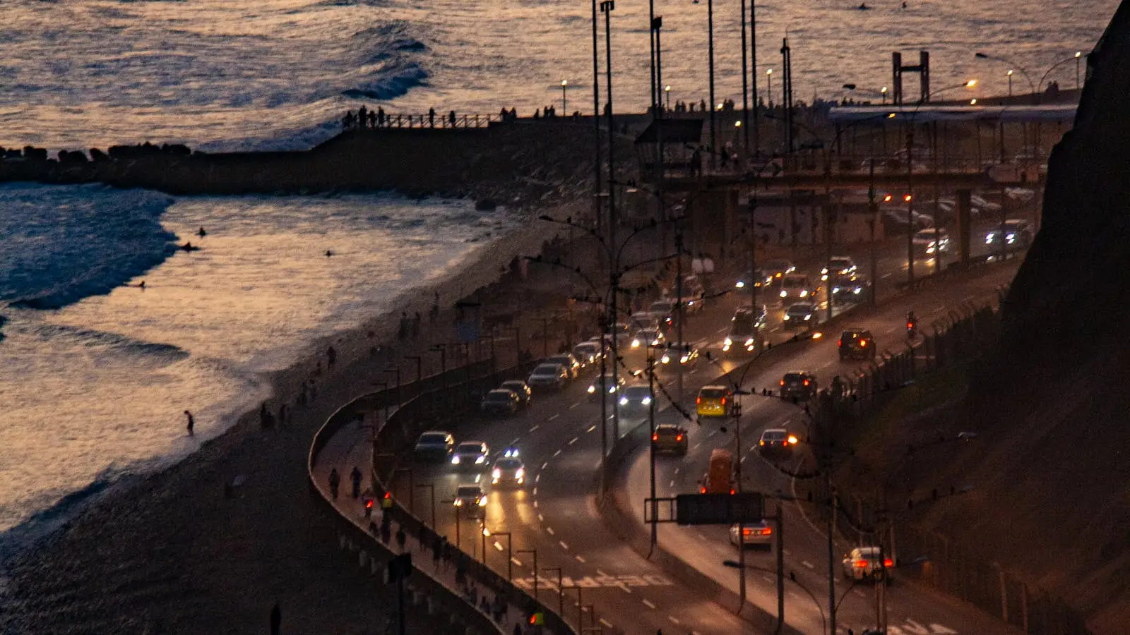 Carretera junto al mar que conecta el aeropuerto de Alicante con Orihuela Costa