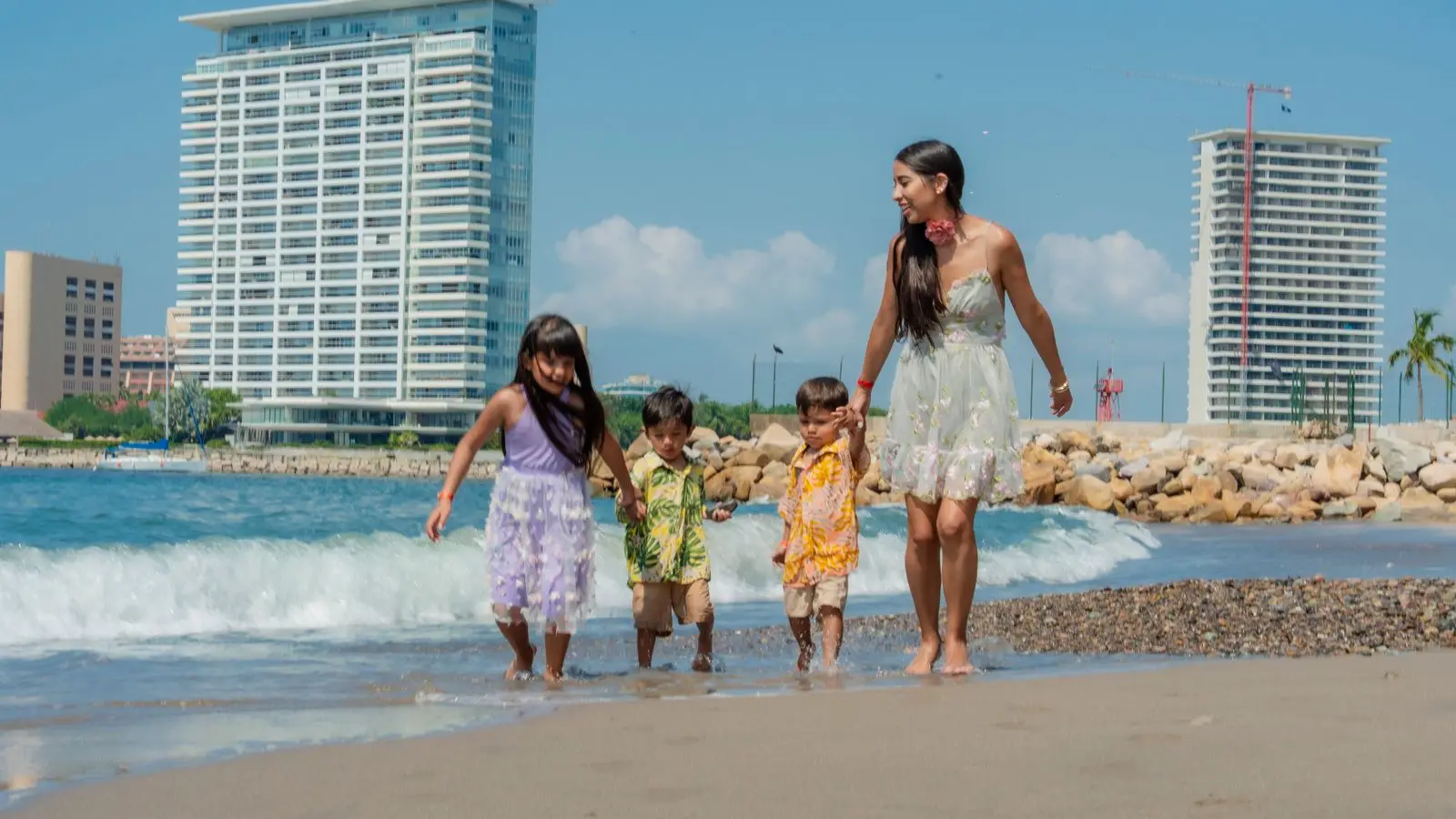 Familia bañándose en la piscina de un apartamento en Playa Flamenca un día de verano